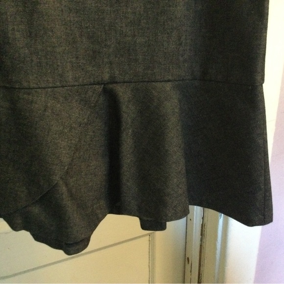 Cute stretchy dark denim Banana Republic dress with a flouncy hem - Picture 4 of 7